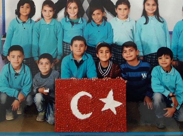 Öğrencilerimiz Türk Bayrağı Yaptılar.